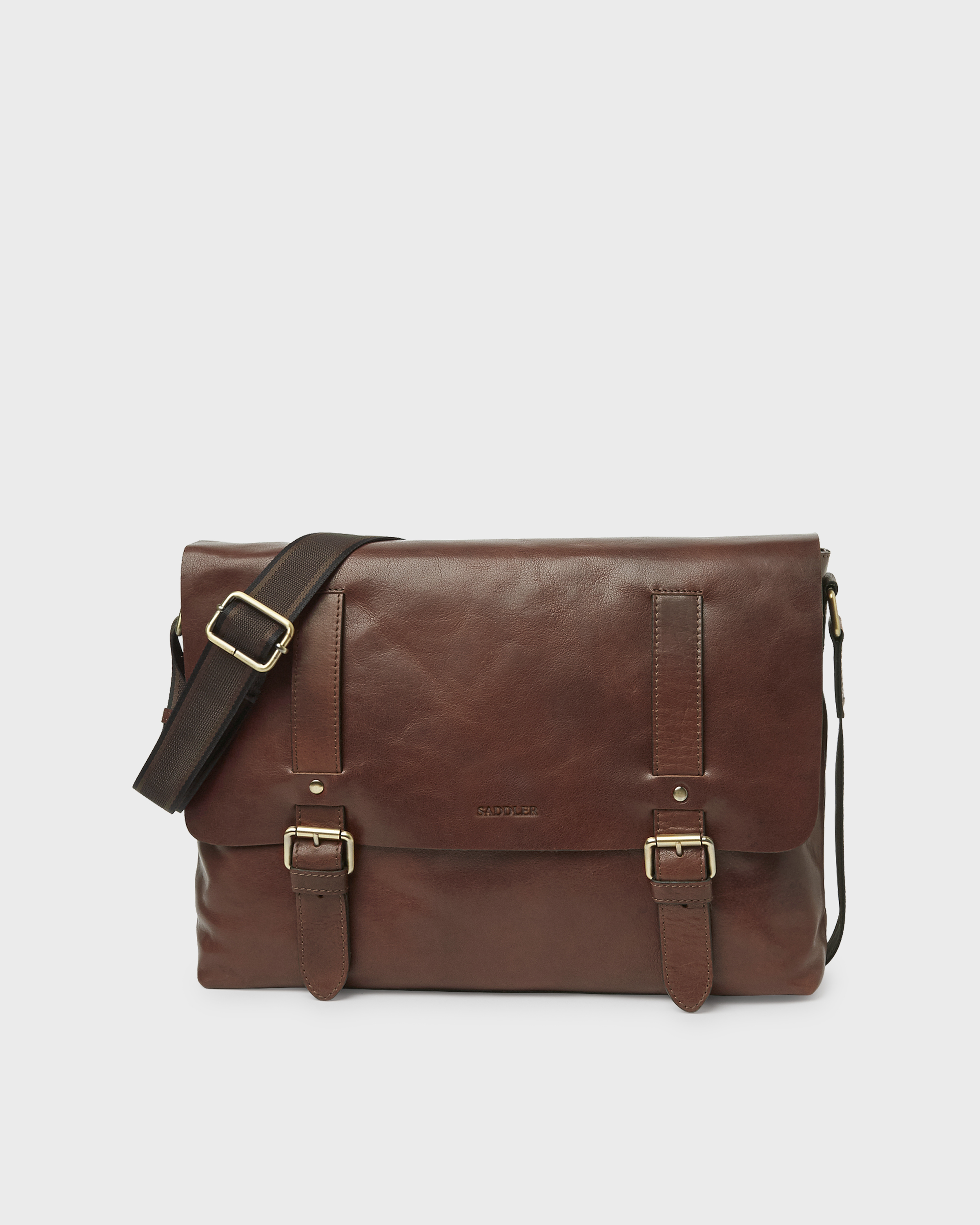 Väskor på saddler.se Stilrena accessoarer i läder Axelremsväskor på saddler.se Stilrena accessoarer i läder