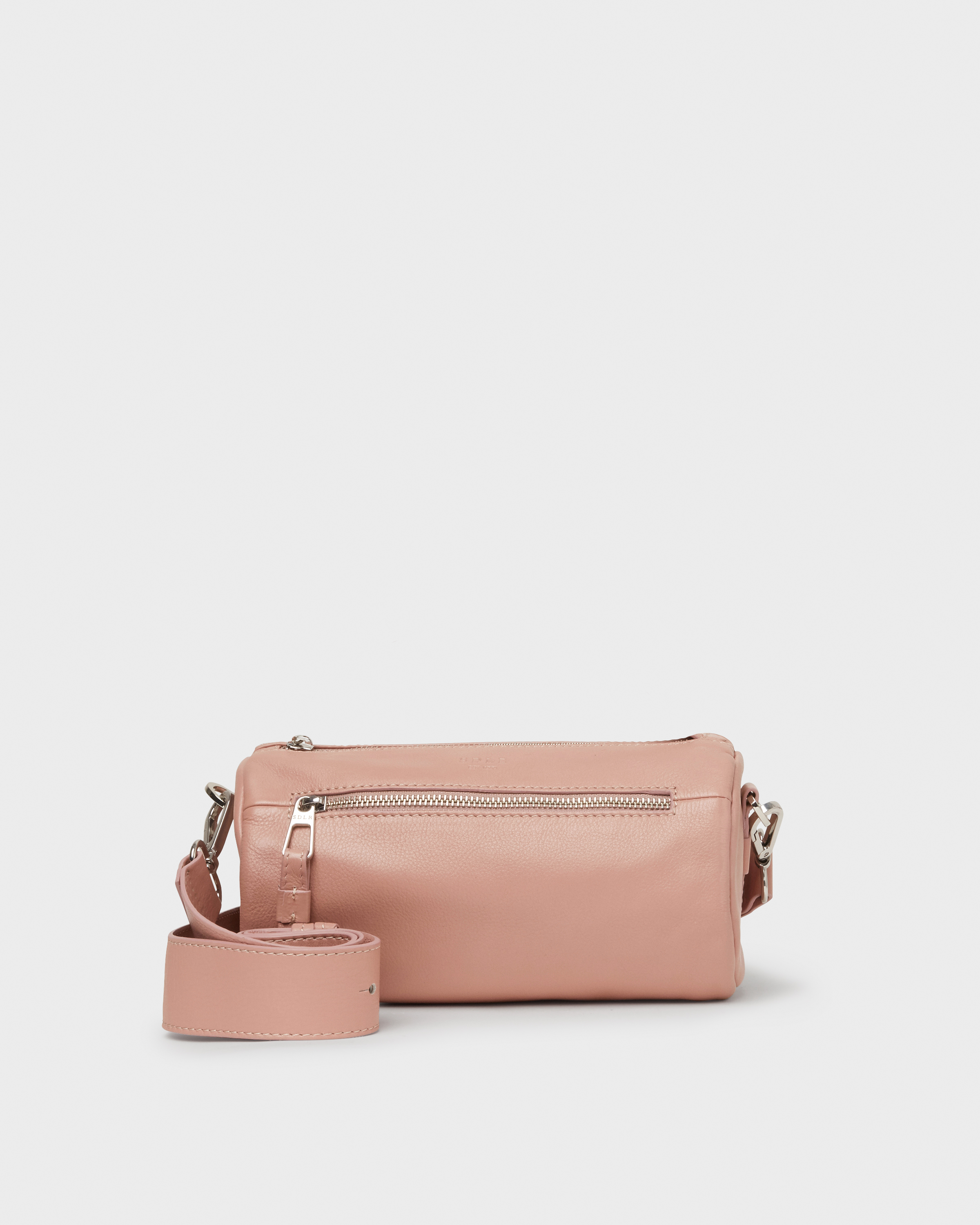 Väskor på saddler.se Stilrena accessoarer i läder Axelremsväskor på saddler.se Stilrena accessoarer i läder