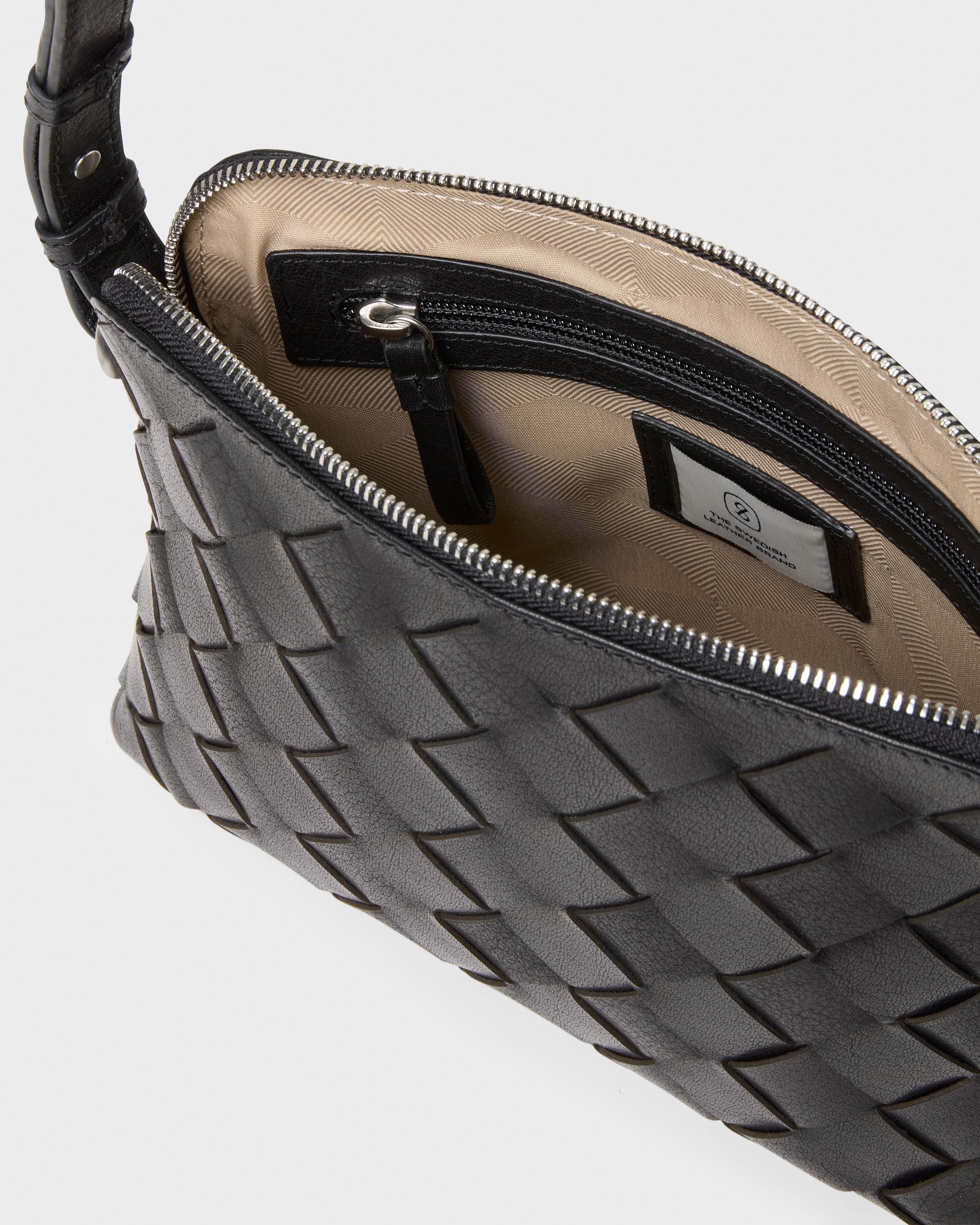 Buy Seattle mighty shoulder bag at saddler.com - The swedish